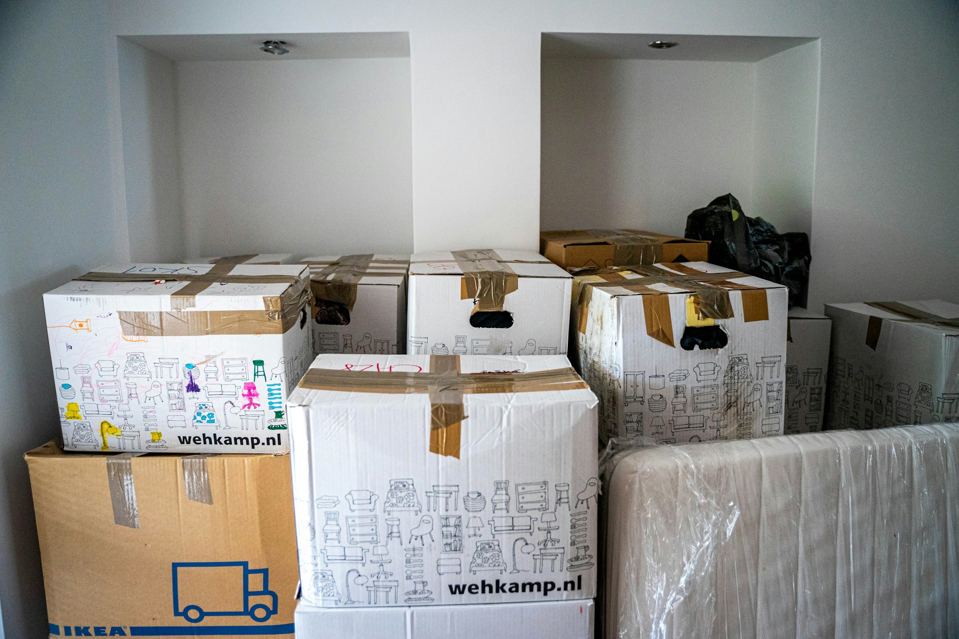 Exposed: 10 Common Moving Scams in Canada (2024) & How to Verify Legitimate Movers Before Paying a Deposit