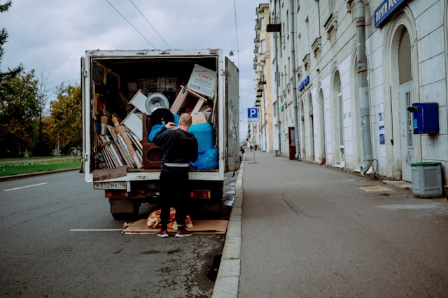 Long Distance Moving in Canada: Truck Rentals, Freight Transport, and Relocation Services Explained